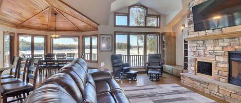 智能电视、壁炉、书