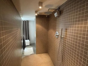 Dusche, Haartrockner, Handt ücher, Seife