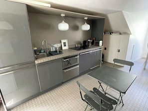 Wasserkocher mit Kaffee-/Teezubehör, Kühlschrank, Mikrowelle, Ofen