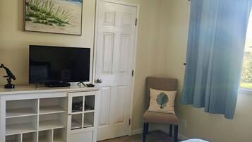 1 bedroom, in-room safe, desk, travel crib