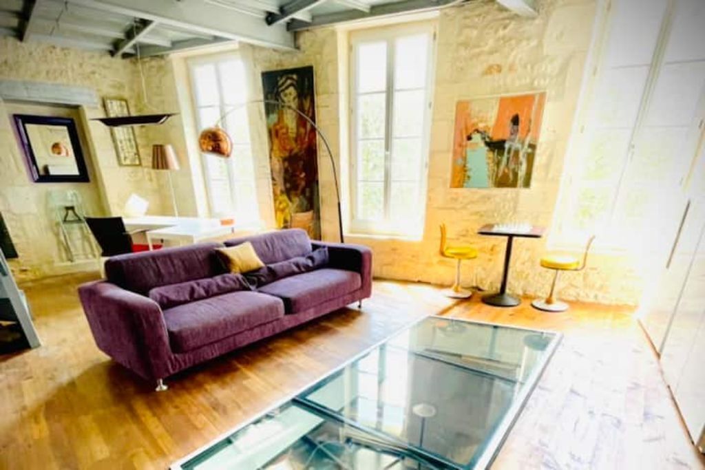 TV connectée, livres, médiathèque, chaîne hi-fi