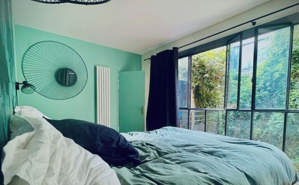 4 chambres, bureau, fer et planche à repasser, lit parapluie