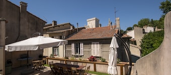 A L'OMBRE DU PALAIS