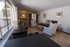 Panoramic-Suite, 1 Schlafzimmer, Kochnische, Stadtblick (Suite Molière) | Wohnbereich