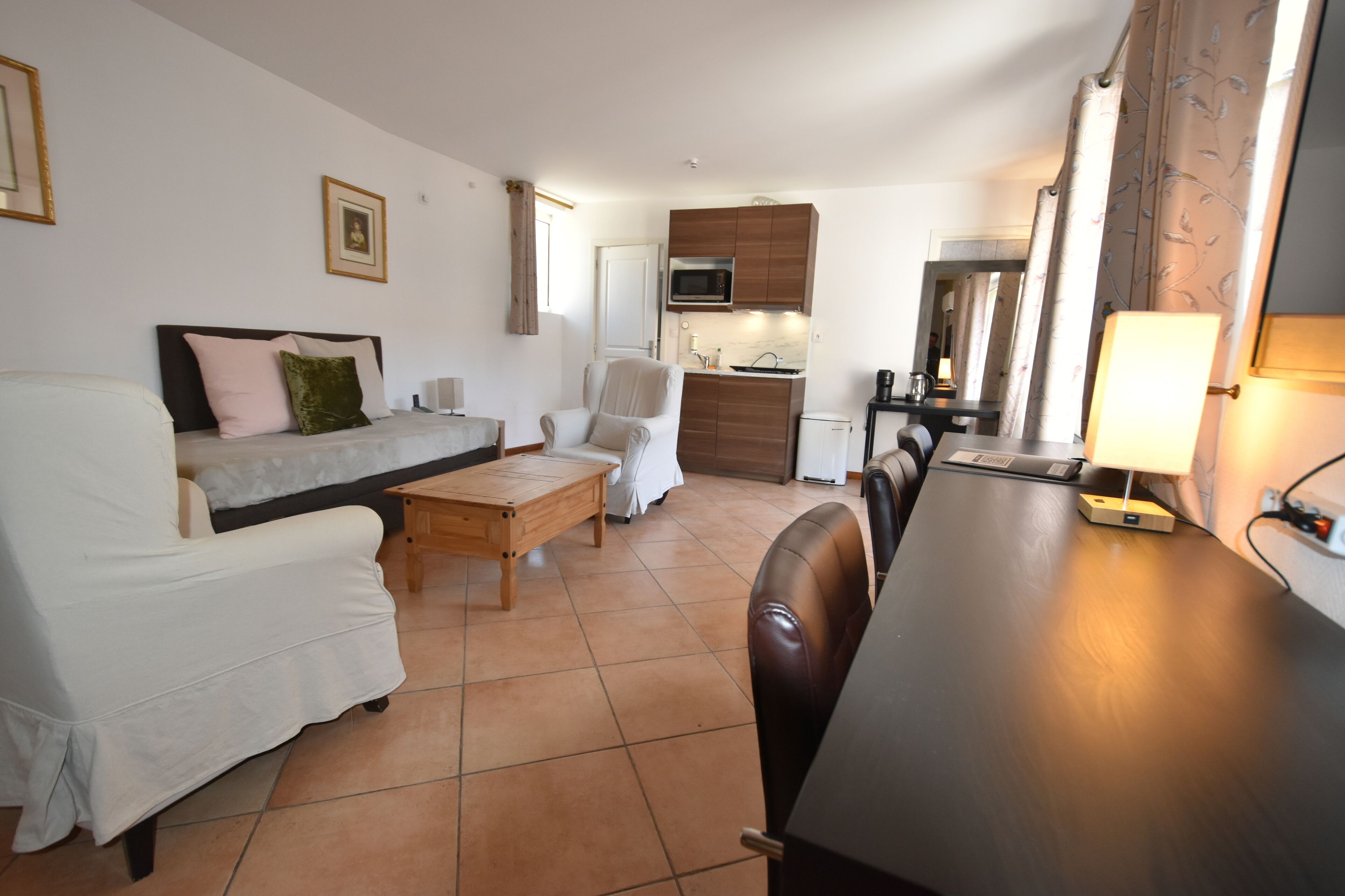 Panoramic-Suite, 1 Schlafzimmer, Kochnische, Stadtblick (Suite Molière) | Wohnbereich | 43-Zoll-LED-Fernseher mit Digitalempfang, Fernseher, Netflix