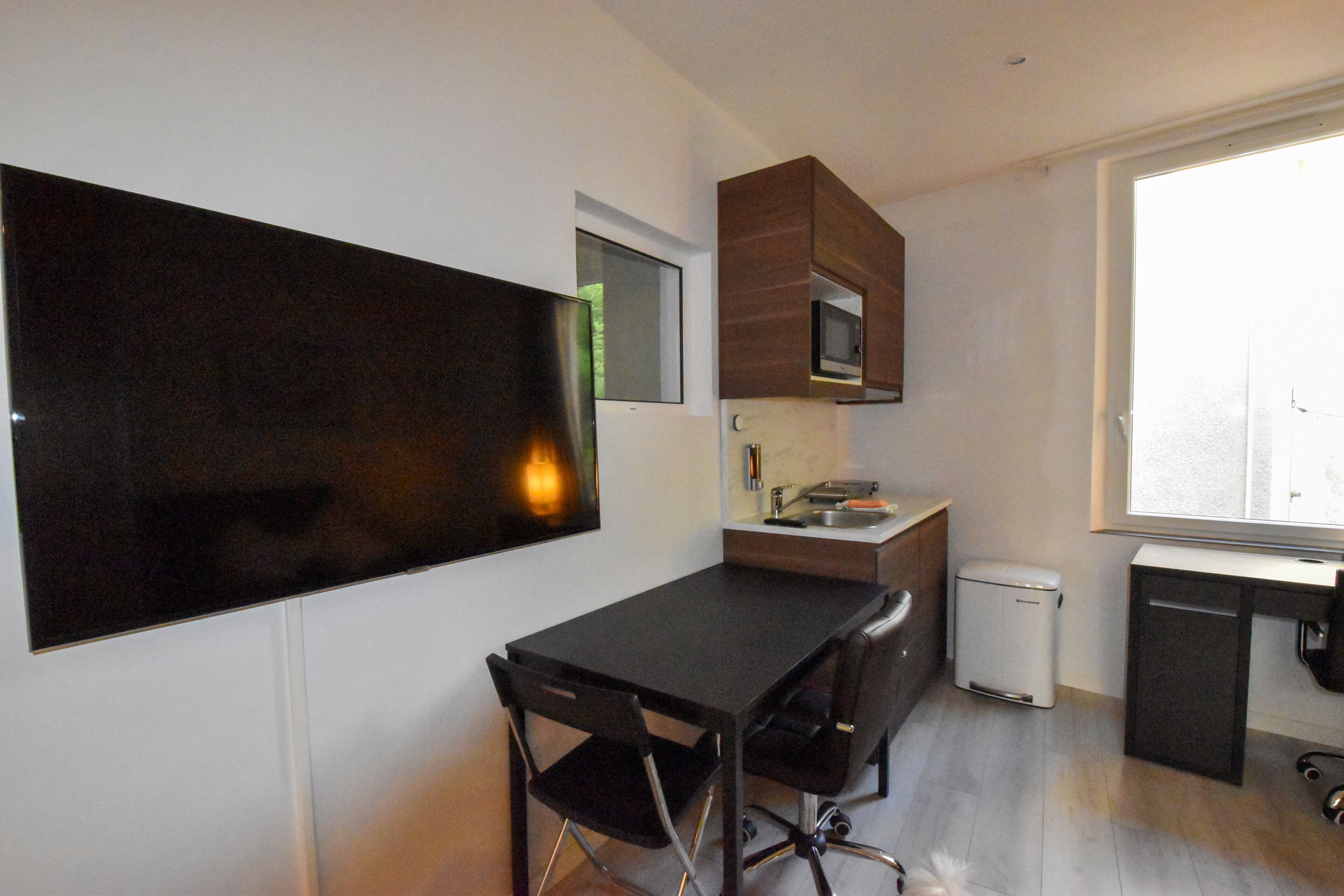 Suite Exclusive, 1 chambre, coin cuisine (Suite G.B.Shaw) | Cuisine privée | Réfrigérateur, micro-ondes, batterie de cuisine, vaisselle et ustensiles