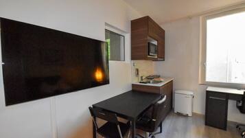 Suite Exclusive, 1 chambre, coin cuisine (Suite G.B.Shaw) | Cuisine privée | Réfrigérateur, micro-ondes, batterie de cuisine, vaisselle et ustensiles