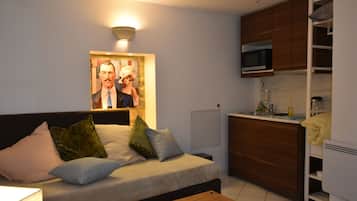 Studio, pas de fenêtre, vue cour intérieure (Mini room Lermontov) | Cuisine privée | Réfrigérateur, micro-ondes, batterie de cuisine, vaisselle et ustensiles