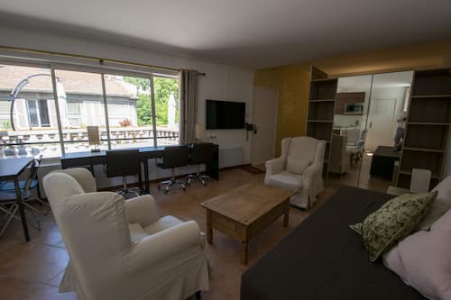 Suite panoramica, 1 camera da letto, angolo cottura, vista città (Suite Molière) | Area soggiorno | TV LED 43 pollici con canali digitali, TV, Netflix