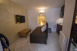 基本開放式客房, 無窗, 庭園景 (Mini room Lermontov) | 埃及棉床單、高級寢具、書桌、手提電腦工作空間