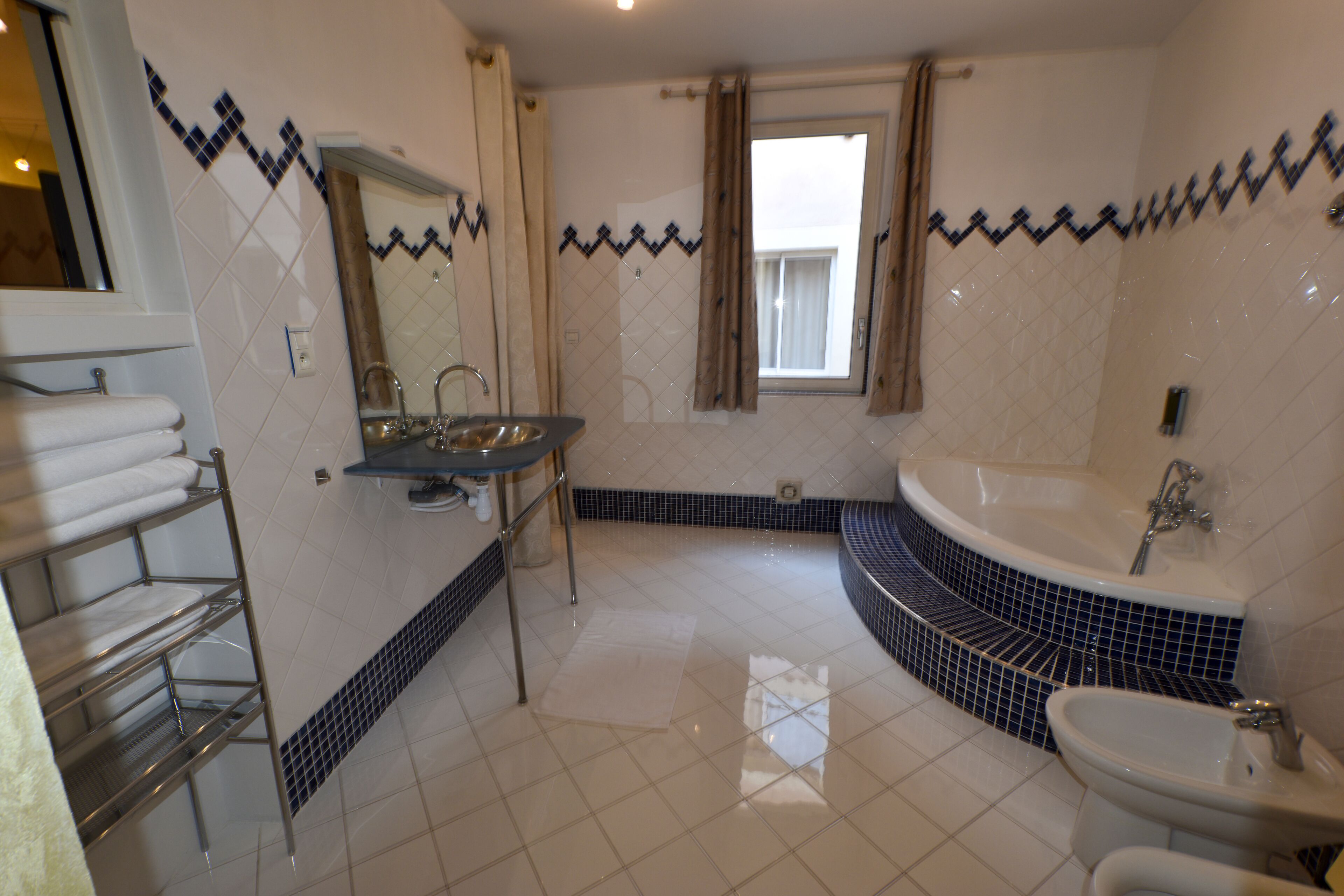 Une salle de bain avec une baignoire, un lavabo et une douche.