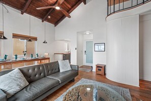 Een smart-tv, een open haard en een kantoor