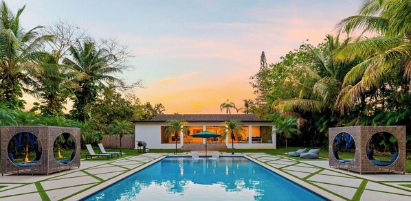 A heated pool - Moroccan Style Villa with Resort Pool & Cabana (Miami)