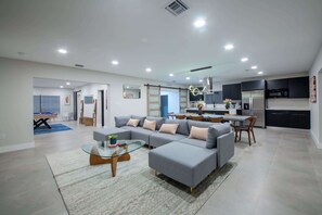 Smart TV, fireplace, ping pong, offices - Moroccan Style Villa with Resort Pool & Cabana (Miami)