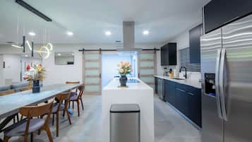 Refrigerador, microondas, horno, placa de cocina