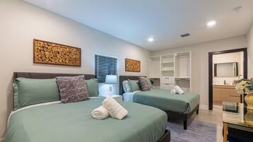 4 quartos, ferros/tábuas de passar roupa, berço de viagem