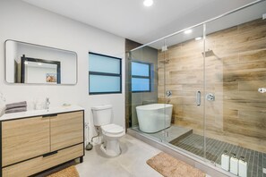 Kylpyamme, hiustenkuivaaja, pyyhkeet, saippua