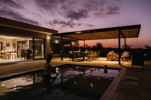 Outdoor pool, pool umbrellas, pool loungers - Tandweni Villa (Pongola)