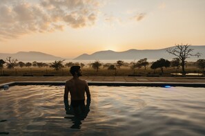 Außenpool, Sonnenschirme, Liegestühle