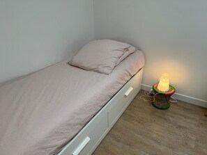 1 bedroom, desk, free WiFi, bed sheets
