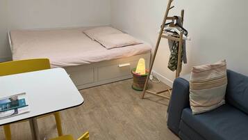 1 habitación, escritorio, wifi gratis y ropa de cama