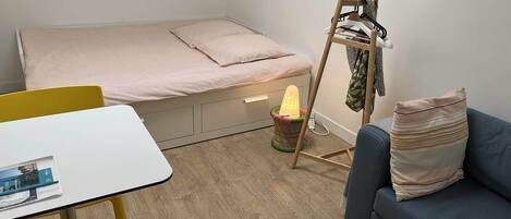 1 bedroom, desk, free WiFi, bed sheets