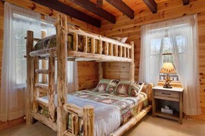 3 habitaciones, tabla de planchar con plancha y cuna de viaje 