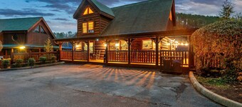 Luxe 3B/3B Cabin Close to all attractions - Fall Special!