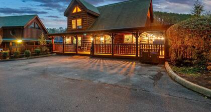 Luxe 3B/3B Cabin Close to all attractions - Fall Special!