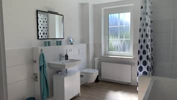 Badewanne, Haartrockner, Handtücher, Seife