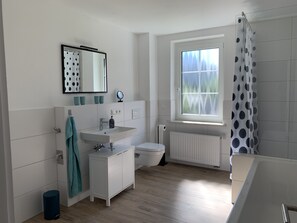 Baignoire, séchoir à cheveux, serviettes fournies, savon