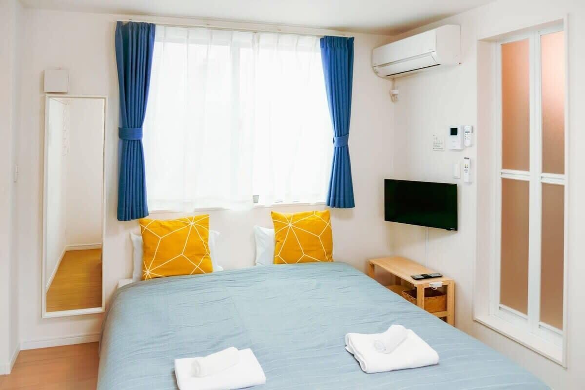 1 bedroom, desk, iron/ironing board, WiFi