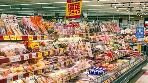 Un rayon d’épicerie où sont exposés divers produits alimentaires et boissons emballés.