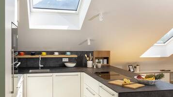 KĂŒhlschrank, Mikrowelle, Ofen, Herdplatte