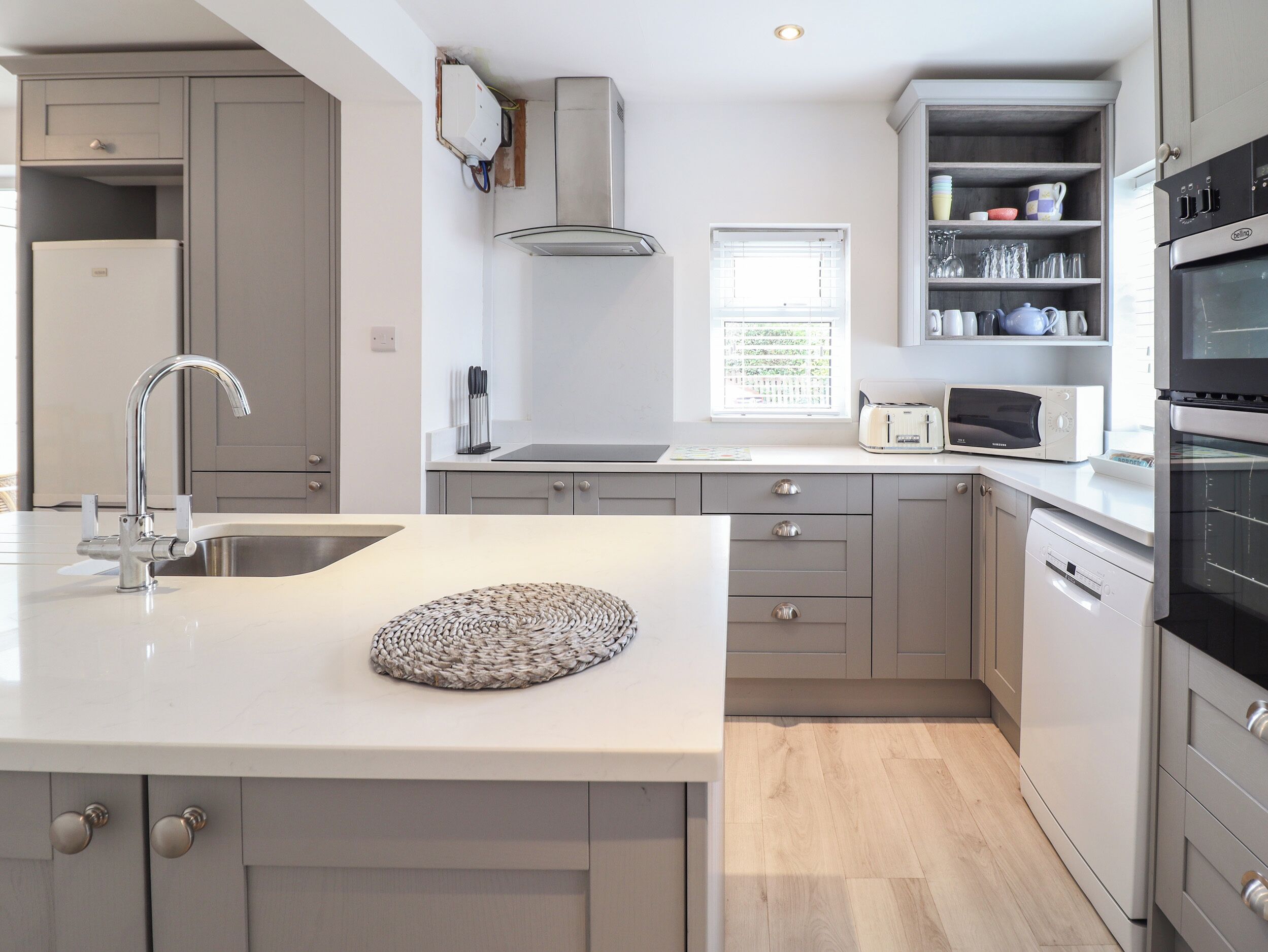 Refrigerador, lavavajillas, tetera/pava eléctrica, tostadora