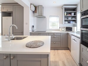 Cottage | Private kitchen | Fridge, dishwasher, electric kettle, toaster - 24 Cadnant Park (Conwy)