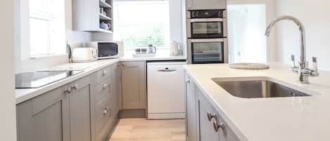 Casa de campo | Cocina privada | Refrigerador, lavavajillas, tetera eléctrica y tostadora