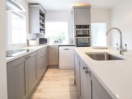 Cottage | Private kitchen | Fridge, dishwasher, electric kettle, toaster