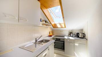 Ofen, Herdplatte, Geschirrspüler, Wasserkocher mit Kaffee-/Teezubehör