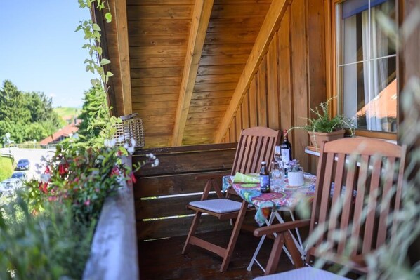 Outdoor dining - Holiday apartment Lampl 7 in Bad Kohlgrub (Bad Kohlgrub)