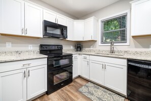 Fridge, microwave, oven, stovetop - Downtown cottage suite with prime location, smart TV & AC - walk everywhere (Helen)