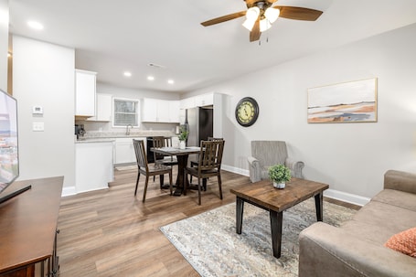 TV. Downtown cottage suite with prime location, smart TV & AC - walk everywhere