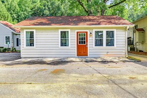 Exterior detail - Downtown cottage suite with prime location, smart TV & AC - walk everywhere (Helen)