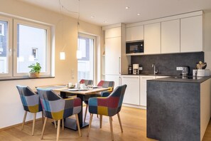 Fridge, microwave, oven, stovetop - Holiday apartment "Friedenshöhe 2"***** in Oberammergau (Oberammergau)