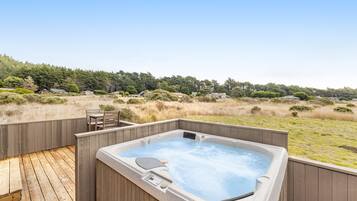 Banyera d'hidromassatge a l'aire lliure