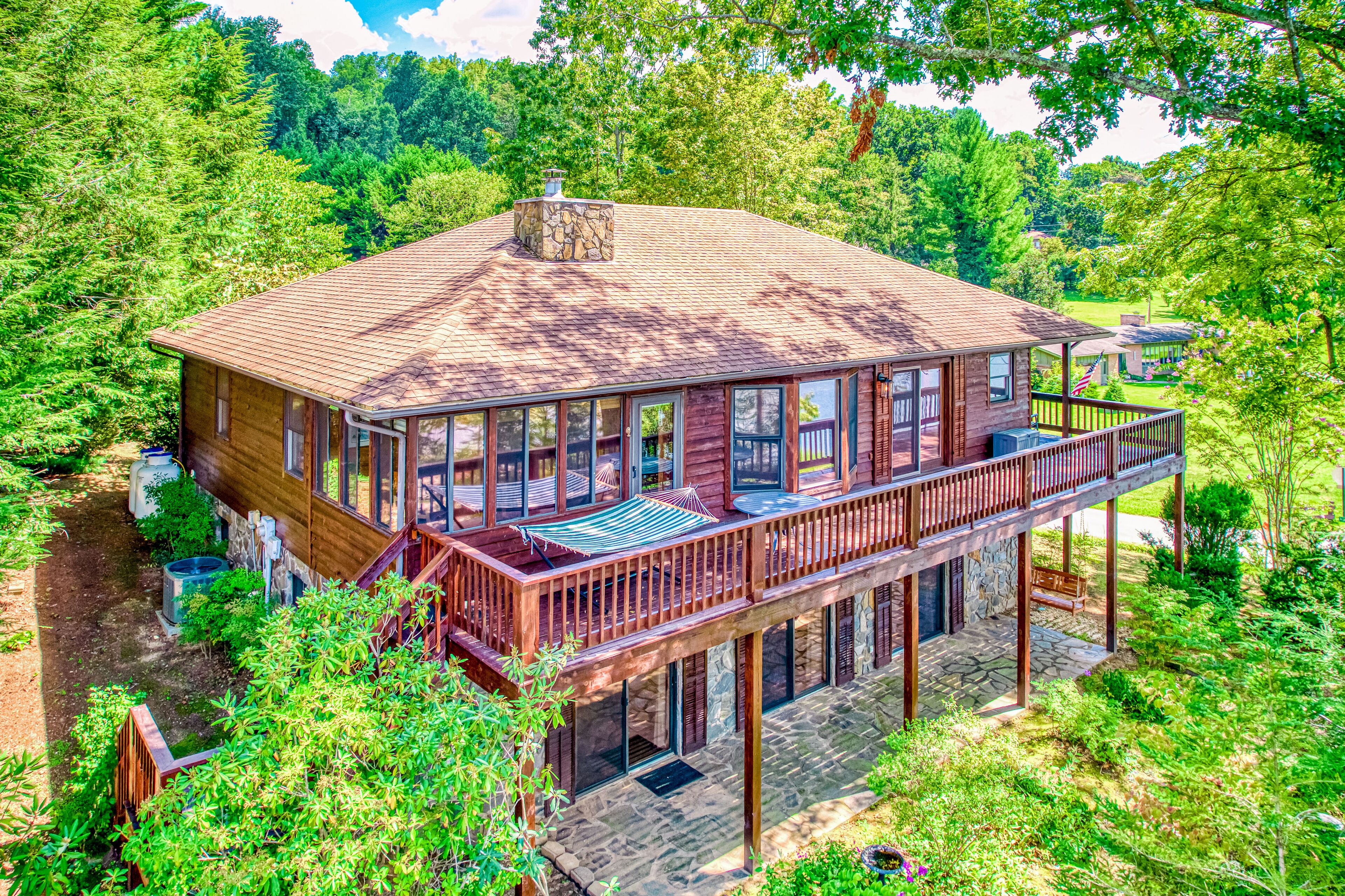 Lakeside retreat with water views, AC, Wifi , wraparound deck, patio & game room
