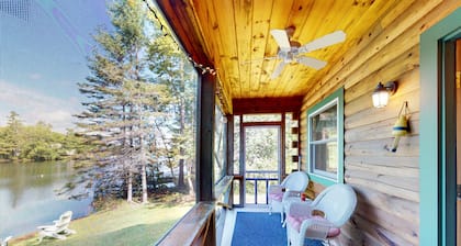 Lakefront, dog-friendly cottage with screened porch, firepit, WiFi & lake access