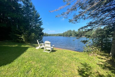 Lakefront, dog-friendly cottage with screened porch, firepit, WiFi & lake access