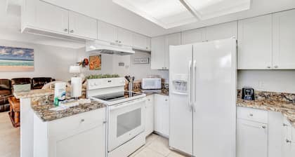 Breezy coastal duplex with private beach access & deck- dog-friendly