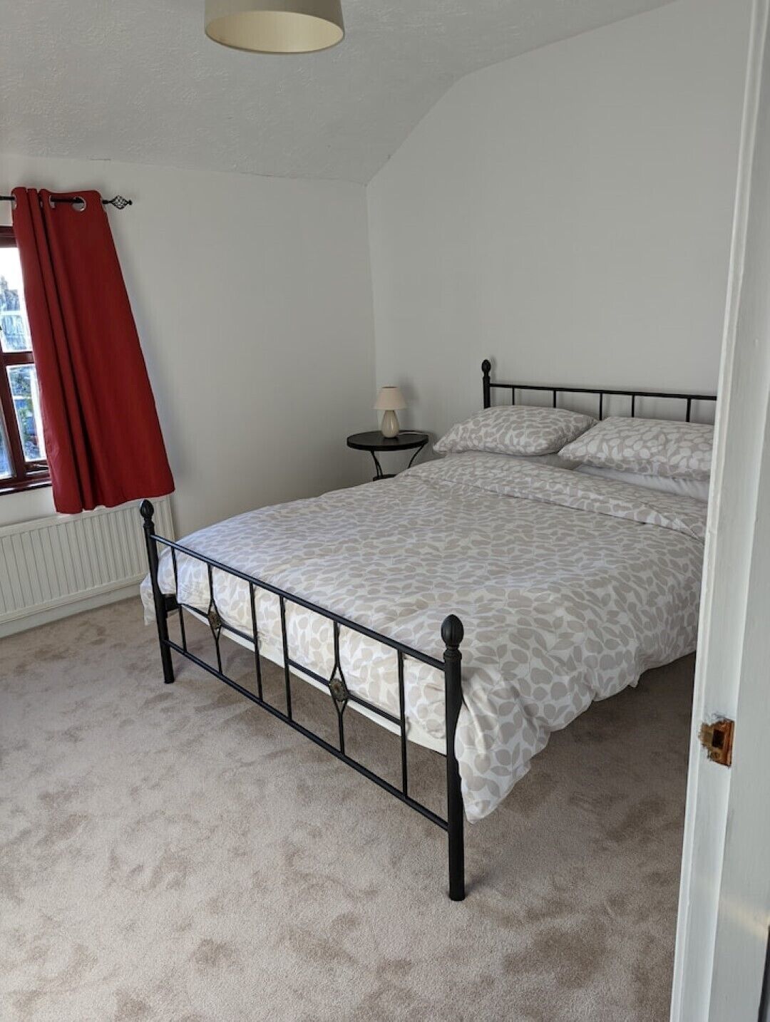 2 間睡房、書桌、熨斗/熨衫板、可攜式嬰兒床